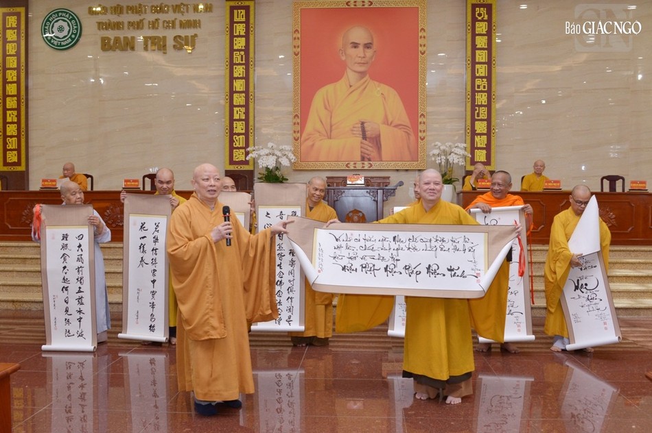 Thượng tọa Thích Huệ Nghiêm đại diện Ban Trị sự GHPGVN TP.Thủ Đức đón nhận quà tặng cho nội dung thiết trí lễ đài công phu