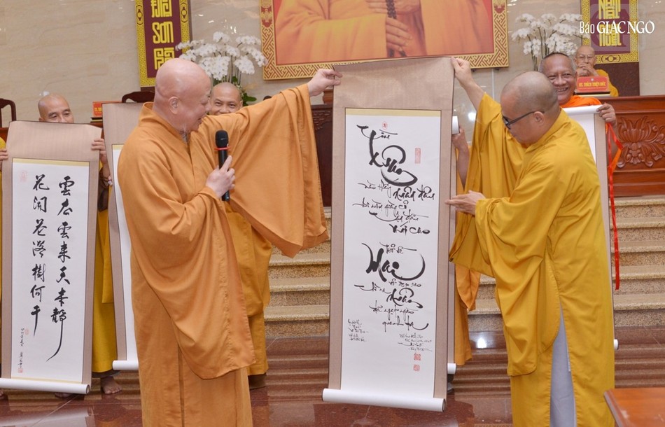 Đại đức Thích Thiện Châu đại diện Ban Trị sự GHPGVN Q.3 đón nhận quà tặng tinh thần cho việc thiết trí lễ đài và trang hoàng tại công viên tượng đài Bồ-tát Thích Quảng Đức