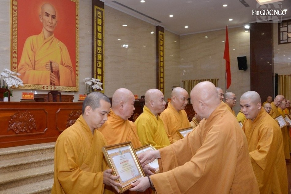 Đại diện Báo Giác Ngộ đón nhận Bằng công đức về thiết trí xe hoa kính mừng Phật đản