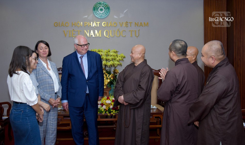 Không khí câu chuyện càng lúc càng cởi mở