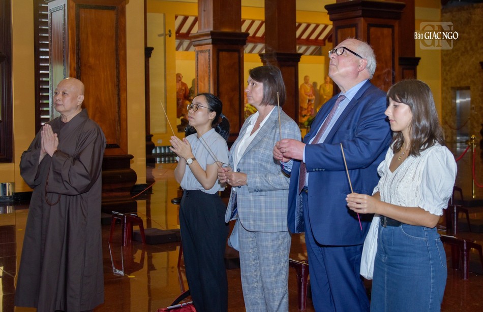 Hòa thượng hướng dẫn phái đoàn dâng hương theo truyền thống Việt Nam