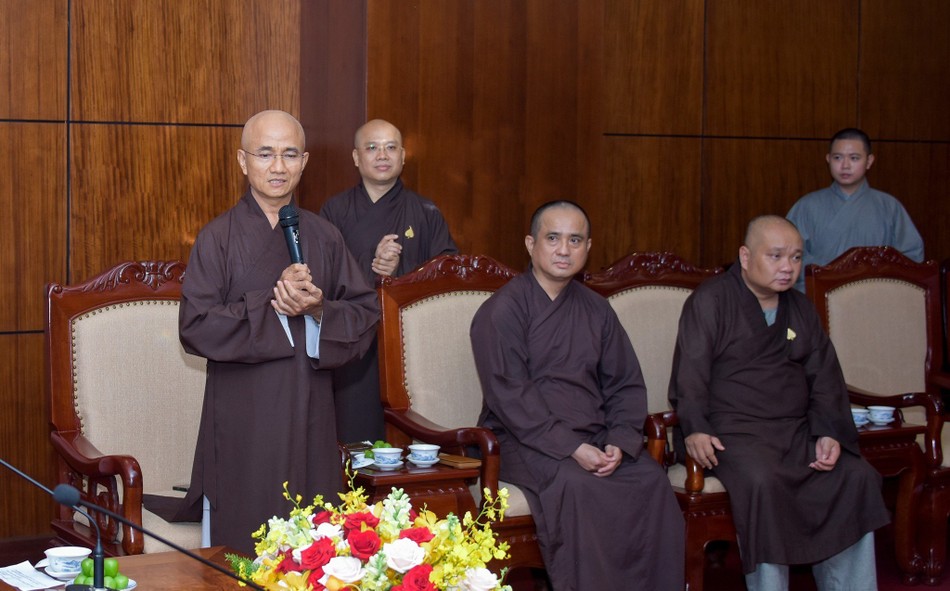 Thượng tọa Thích Thiện Quý giới thiệu các thành viên tiếp đoàn cùng Hòa thượng Thích Lệ Trang