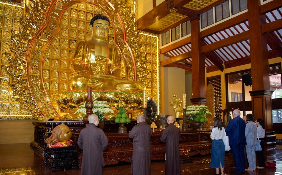 Trước tôn tượng Đức Phật Thích Ca tại chánh điện