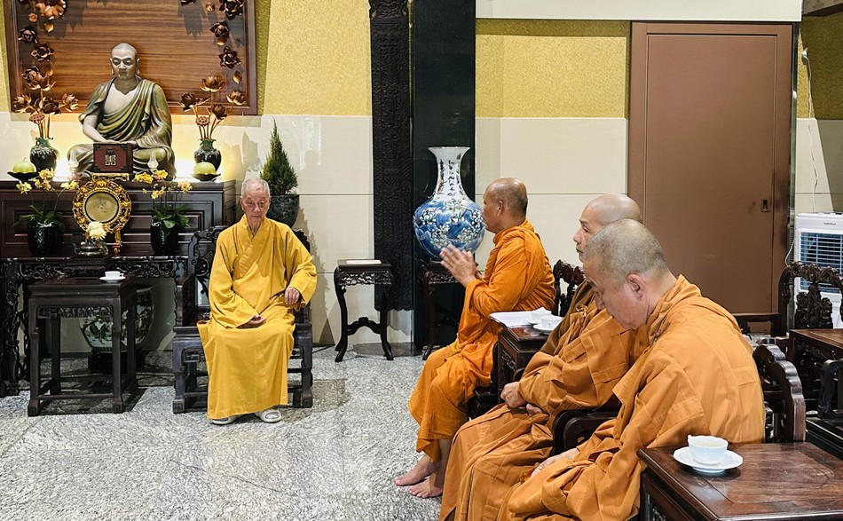 Đức Pháp chủ GHPGVN lắng nghe Hòa thượng Thạch Hà trình bày về những vấn đề tồn đọng của Phật giáo tỉnh Cà Mau - địa phương ở vùng cực Nam của Tổ quốc Đức Pháp chủ GHPGVN lắng nghe Hòa thượng Thạch Hà trình bày về những vấn đề tồn đọng của Phật giáo tỉnh Cà Mau - địa phương ở vùng cực Nam của Tổ quốc