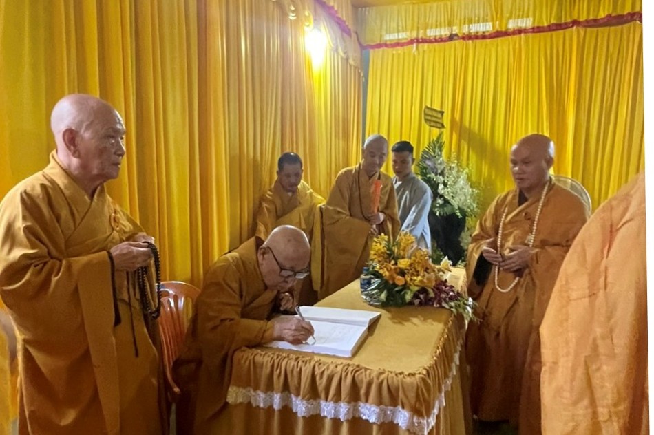 Trưởng lão Hòa thượng Thích Như Tín ký sổ tang lưu niệm