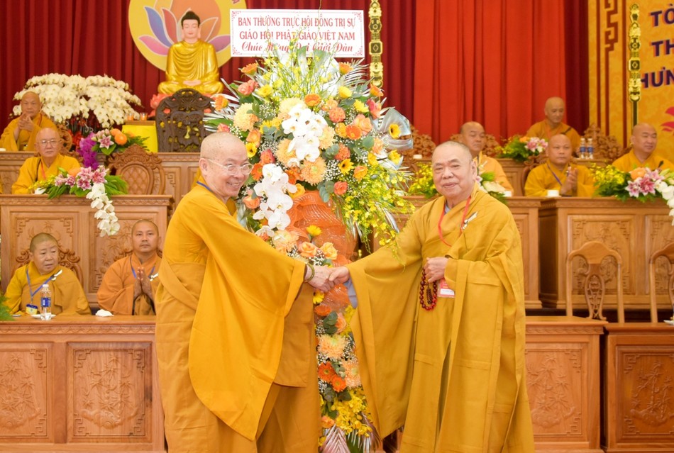 Hòa thượng Thích Thiện Pháp tặng hoa chúc mừng của Ban Thường trực Hội đồng Trị sự GHPGVN Hòa thượng Thích Thiện Pháp tặng hoa chúc mừng của Ban Thường trực Hội đồng Trị sự GHPGVN