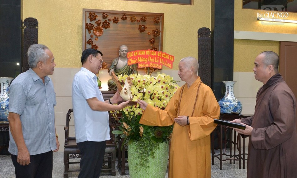 Đức Pháp chủ tặng quà lưu niệm đến Thiếu tướng Phạm Ngọc Việt Đức Pháp chủ tặng quà lưu niệm đến Thiếu tướng Phạm Ngọc Việt