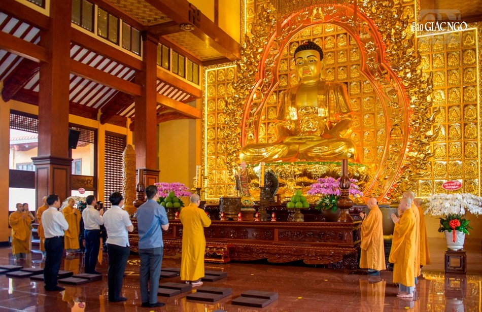 Hòa thượng Thích Lệ Trang và chư tôn đức Ban Nghi lễ hướng dẫn phái đoàn dâng hương