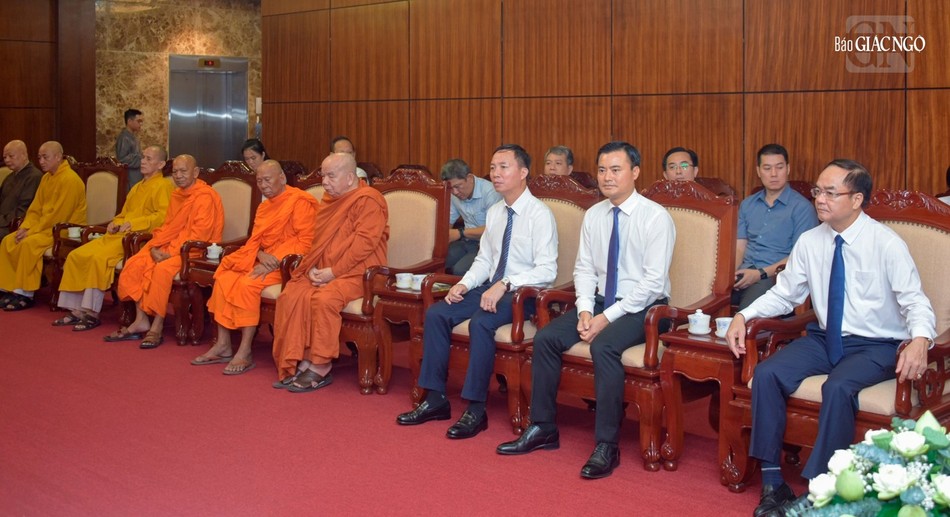 Lãnh đạo Bộ Nội vụ, Ban Tôn giáo Chính phủ và UBND TP.HCM tham dự cùng chư vị Hòa thượng các hệ phái đang đảm trách Phó Chủ tịch Hội đồng Trị sự GHPGVN