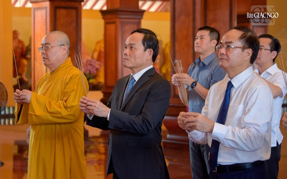 Phái đoàn lên chánh điện Việt Nam Quốc Tự dâng hương theo truyền thống