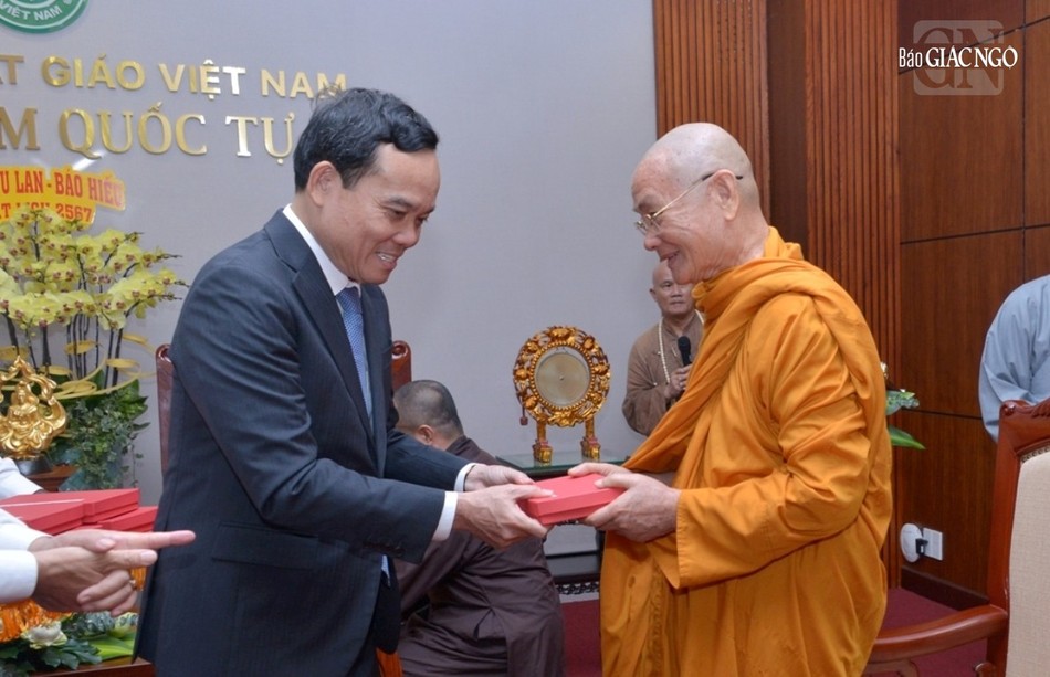 Phó Thủ tướng trao quà lưu niệm đến Trưởng lão Hòa thượng Viên Minh
