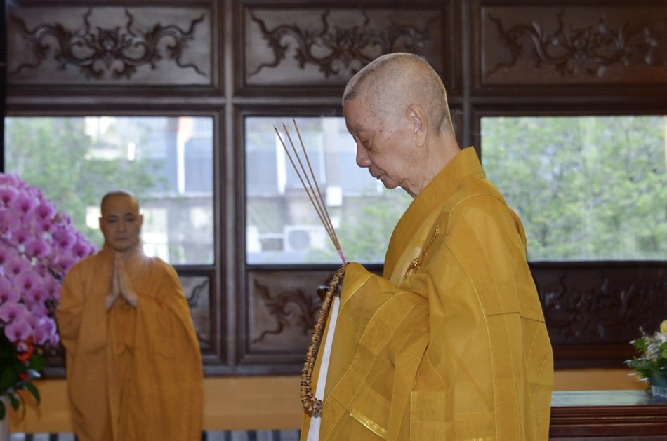 Đức Pháp chủ GHPGVN niêm hương bạch Phật trong lễ Tự tứ của chư Tăng tại chánh điện Việt Nam Quốc Tự