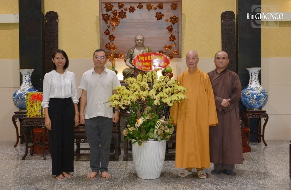 Đại tá Lê Quang Đạo tặng hoa chúc mừng Đại lễ Vu lan đến Đức Pháp chủ GHPGVN