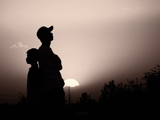 Tôi được cài hoa hồng đỏ, vì còn cả cha và mẹ, nhưng trong thâm tâm tôi niềm vui chẳng trọn vẹn, vì ba mẹ đã bỏ nhau tù lúc tôi còn nhỏ...