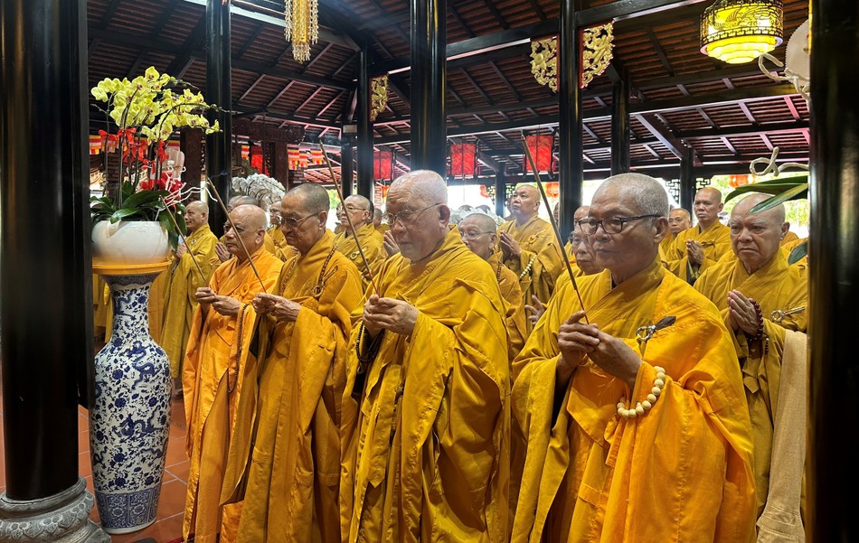 Chư vị giáo phẩm Hội đồng Chứng minh niêm hương