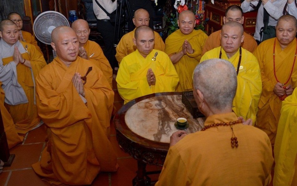 Ngài huấn thị cho các vị lãnh đạo trẻ trong Ban Trị sự tỉnh Ngài huấn thị cho các vị lãnh đạo trẻ trong Ban Trị sự tỉnh