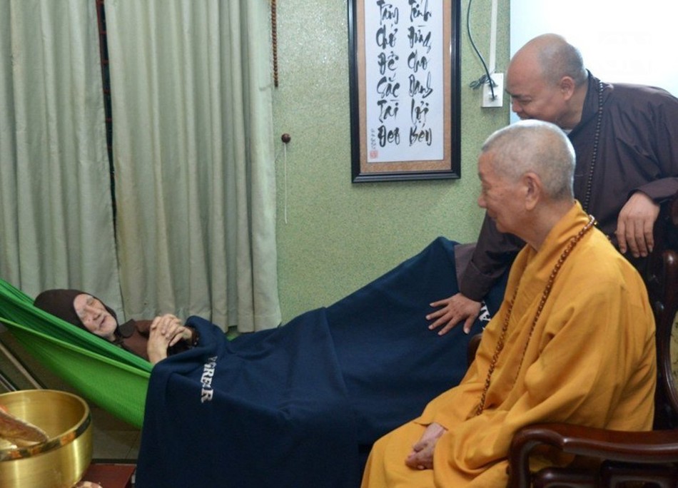 Đức Pháp chủ thăm hỏi Trưởng lão Hoà thượng Phó Pháp chủ đang khiếm an tịnh dưỡng tại trú xứ của ngài là Linh Phong Thiền Uyển Đức Pháp chủ thăm hỏi Trưởng lão Hoà thượng Phó Pháp chủ đang khiếm an tịnh dưỡng tại trú xứ của ngài là Linh Phong Thiền Uyển