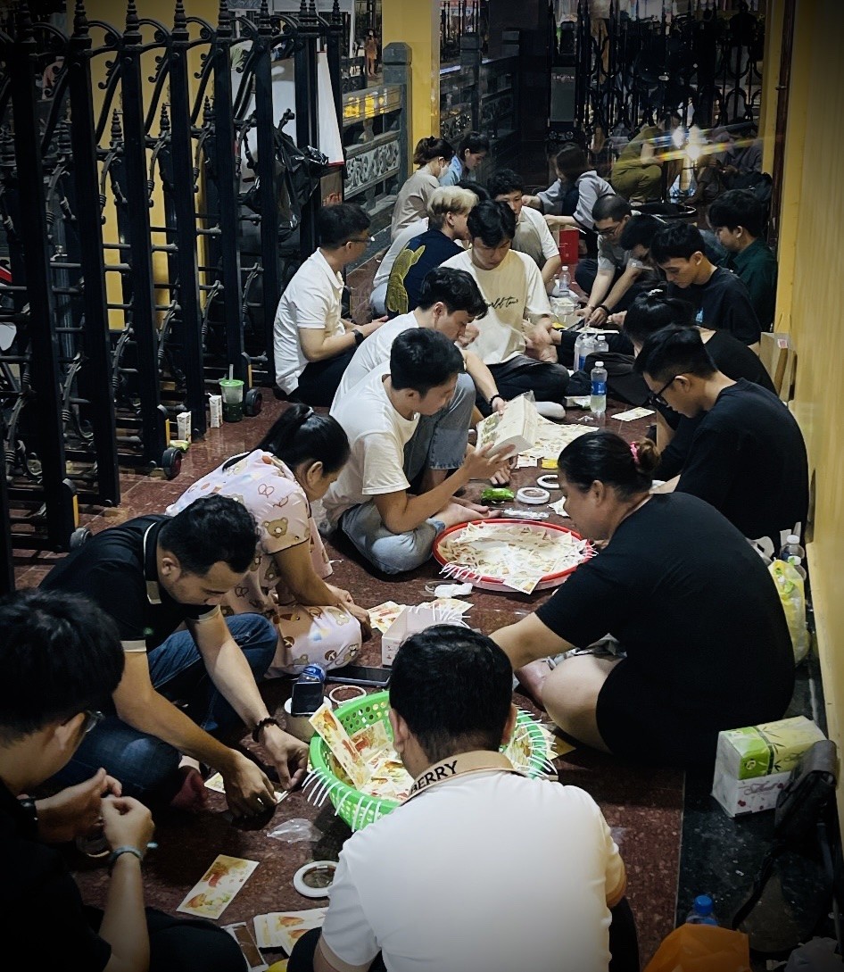 Các Phật tử phát tâm thực hiện lồng đèn trung thu thủ công tặng các em nhỏ