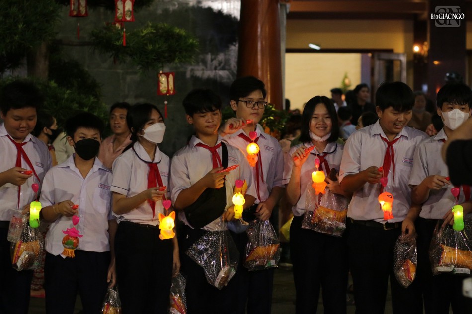 Số lượng tham dự vượt ngoài dự tính ban đầu là 1.000 em nhưng niềm vui được nhân lên vì tất cả các em tham dự đều có quà Trung thu được Ban Tổ chức chuẩn bị trước đó