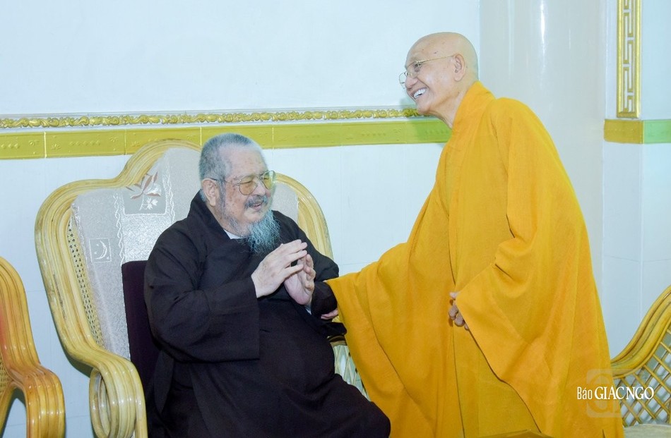 Nhị vị Trưởng lão Hội đồng Chứng minh thăm hỏi trong đạo tình hoan hỷ Nhị vị Trưởng lão Hội đồng Chứng minh thăm hỏi trong đạo tình hoan hỷ