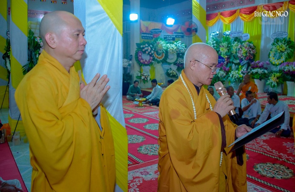 Thượng tọa Thích Giác Dũng đại lao chư tôn Trưởng lão cung tuyên Điếu từ của Đức Pháp chủ GHPGVN tại lễ viếng của Hội đồng Chứng minh chiều 5-10-2023