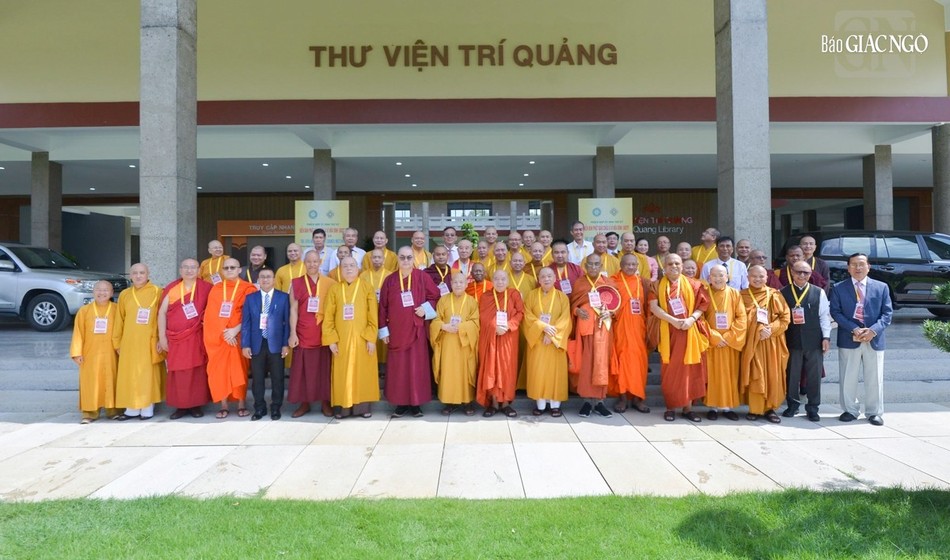 Đại biểu chụp hình lưu niệm với lãnh đạo GHPGVN trước Thư viện Trí Quảng