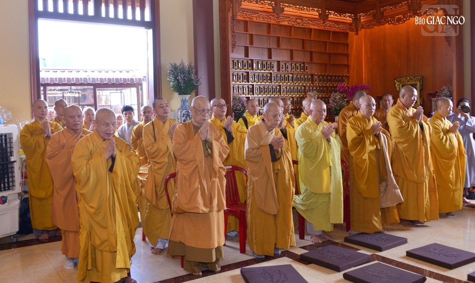 Hòa thượng Chủ tịch và chư vị giáo phẩm Hội đồng Trị sự dự lễ tưởng niệm