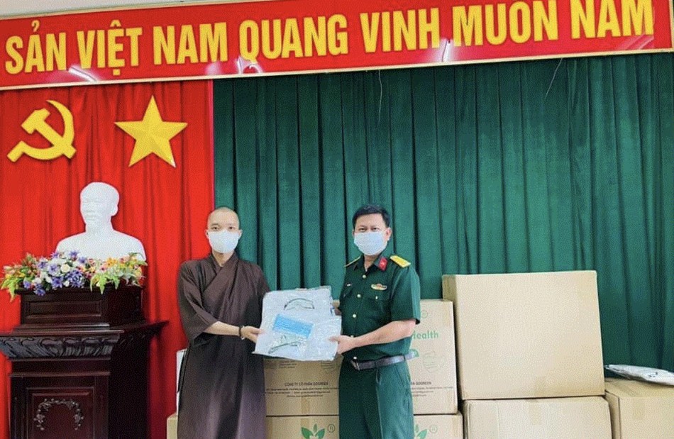 Trương Dương Khánh Duy trong hình thức tu sĩ được cho là &quot;thầy Thích Nguyên Quang&quot; (trái) trên báo điện tử Công Lý