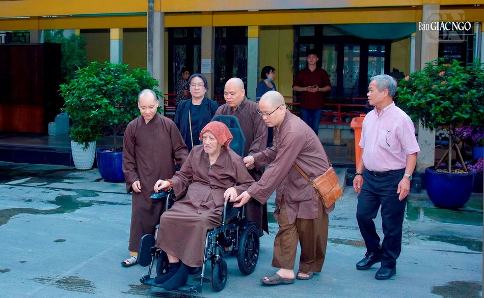 Trưởng lão Hòa thượng về đến chùa Vĩnh Nghiêm Trưởng lão Hòa thượng về đến chùa Vĩnh Nghiêm