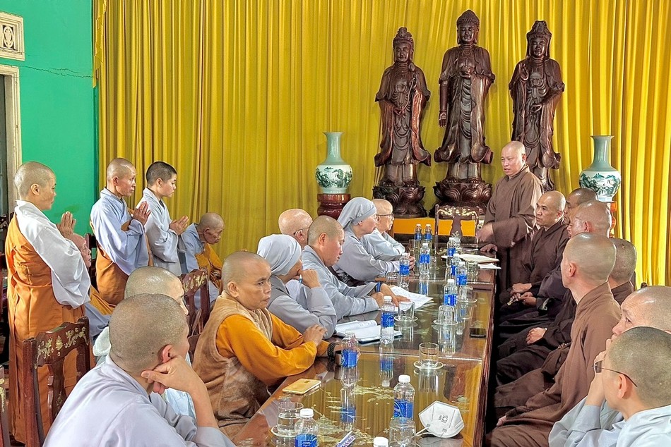 Buổi làm việc của đại diện Ban Trị sự tỉnh, huyện Đức Trọng với chư Ni tại thiền viện Long Tượng, nơi xảy ra vụ việc trong clip Ni cô đánh người Buổi làm việc của đại diện Ban Trị sự tỉnh, huyện Đức Trọng với chư Ni tại thiền viện Long Tượng, nơi xảy ra vụ việc trong clip Ni cô đánh người