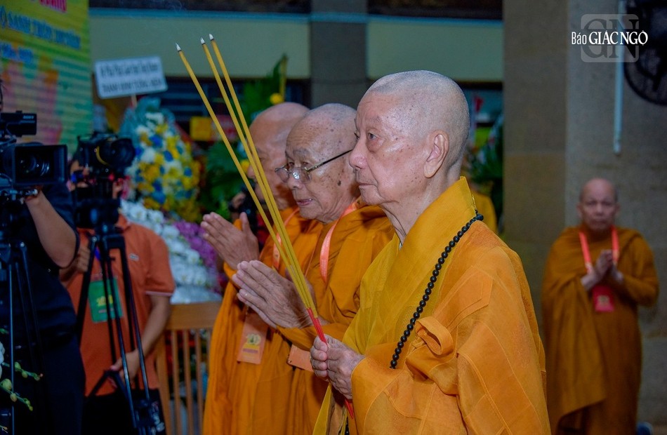 Đức Pháp chủ GHPGVN thắp hương tưởng niệm Đức Pháp chủ GHPGVN thắp hương tưởng niệm