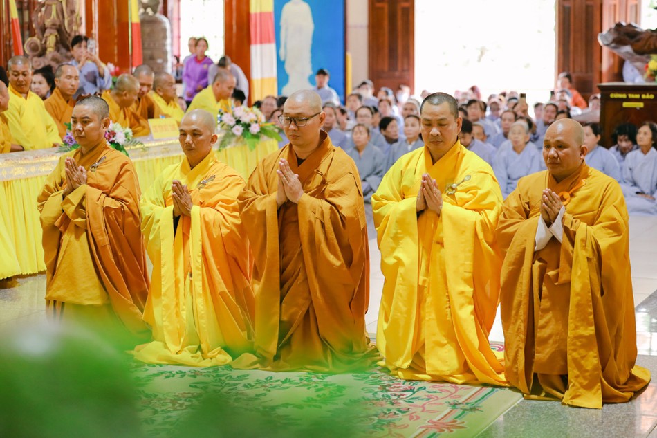 Thượng tọa Thích Minh Thuận, tân trụ trì chùa Hồng Liên dâng lời phát nguyện