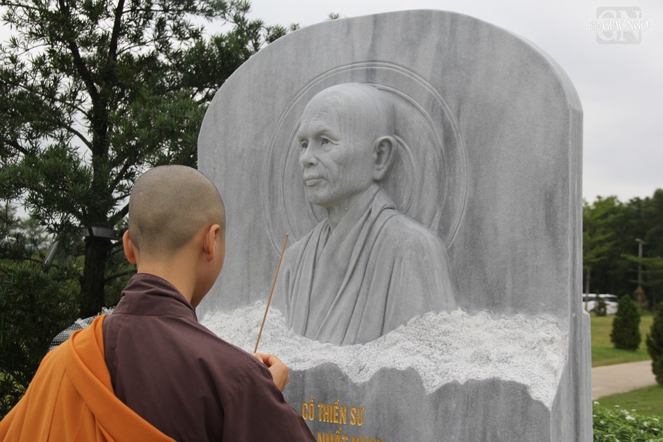 Phù điêu chân dung Thiền sư Thích Nhất Hạnh Phù điêu chân dung Thiền sư Thích Nhất Hạnh