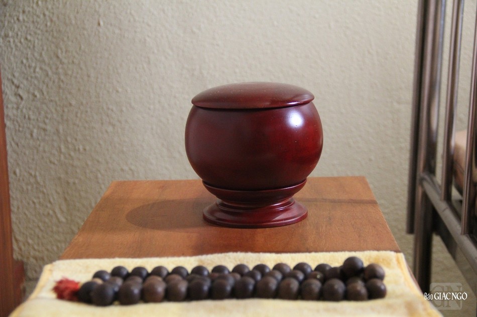 Bình bát và chuỗi tràng hạt