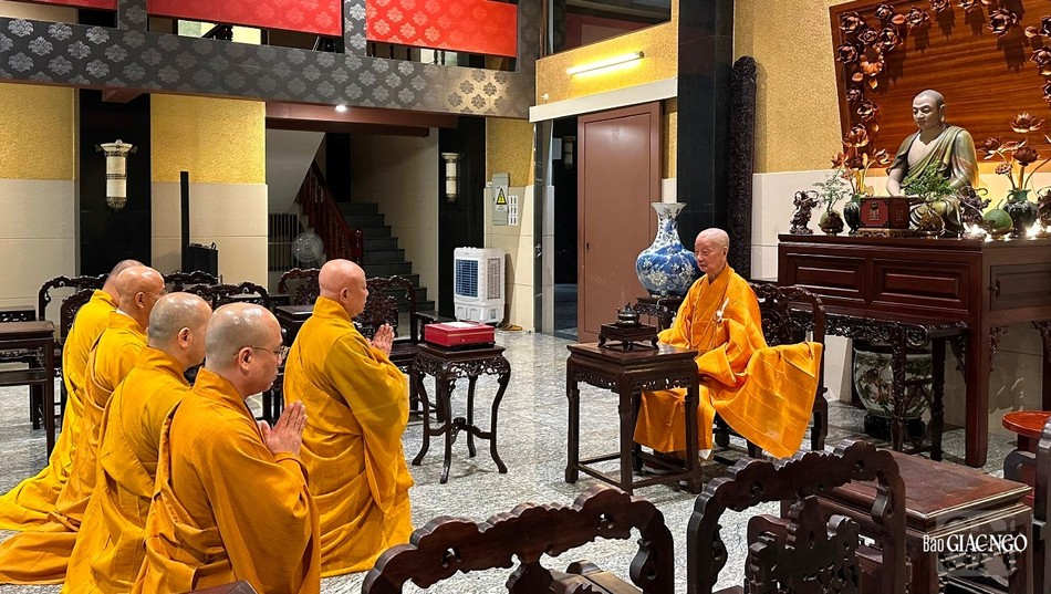 Đức Pháp chủ nhắn nhủ đến Hòa thượng Trưởng ban và chư tôn đức đại diện Ban Thường trực Ban Trị sự GHPGVN TP.HCM Đức Pháp chủ nhắn nhủ đến Hòa thượng Trưởng ban và chư tôn đức đại diện Ban Thường trực Ban Trị sự GHPGVN TP.HCM