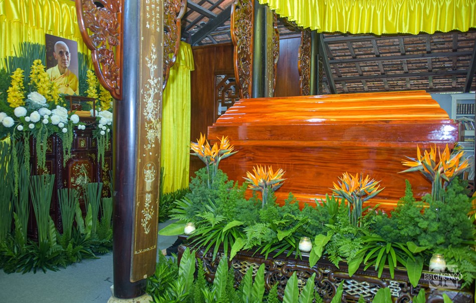 Kim quan Hòa thượng Thích Tuệ Sỹ tôn trí tại Giác linh đường