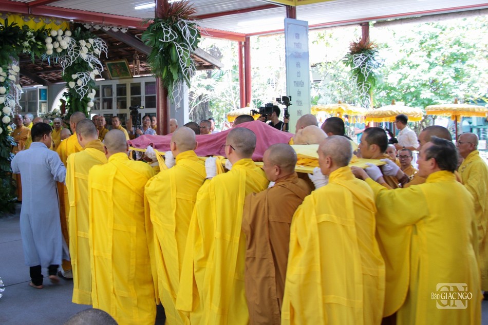 Thỉnh thân tứ đại Hoà thượng vào Giác linh đường