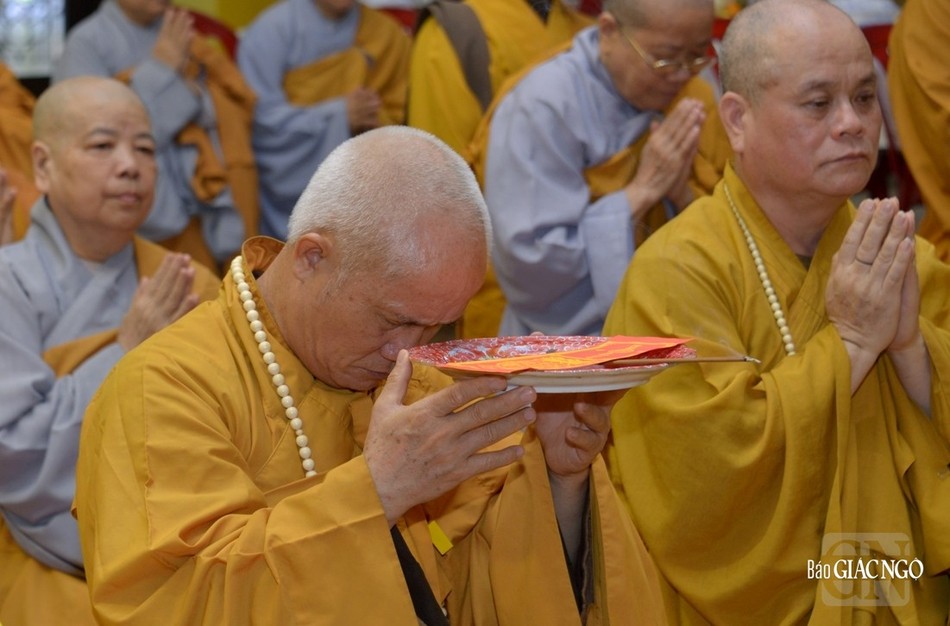 Thượng tọa Thích Giác Dũng đội sớ trong lễ cúng Tổ