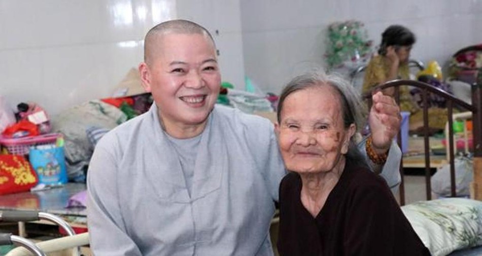Ni sư Thích nữ Huệ Tuyến với các cụ già neo đơn được chăm sóc tại chùa Lâm Quang Ni sư Thích nữ Huệ Tuyến với các cụ già neo đơn được chăm sóc tại chùa Lâm Quang