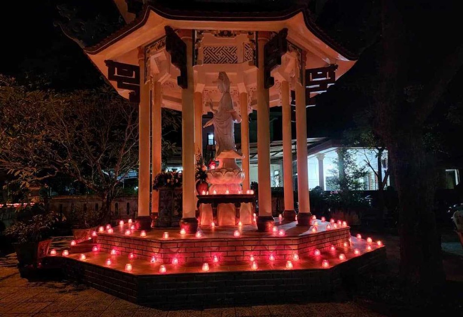 Thắp nến tưởng niệm tại Quan Âm các, nơi an trí xá-lợi cố Thượng tọa Thích Giác Chơn sau khi trà-tỳ Thắp nến tưởng niệm tại Quan Âm các, nơi an trí xá-lợi cố Thượng tọa Thích Giác Chơn sau khi trà-tỳ