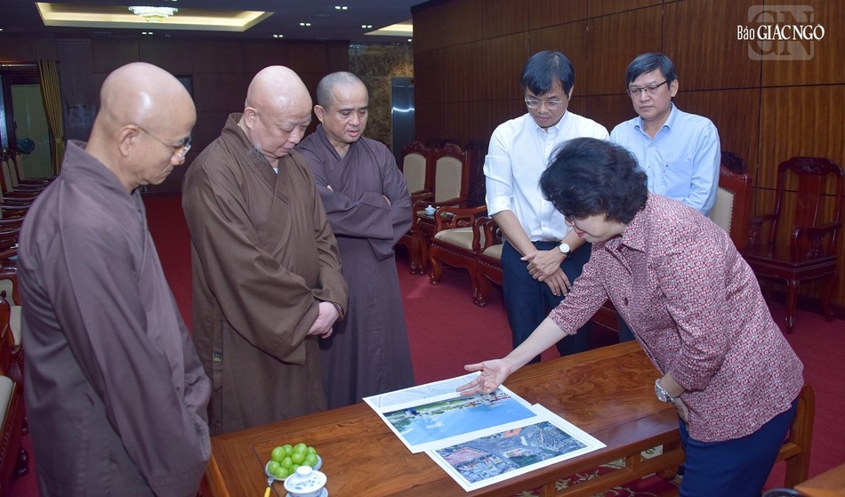 Bà Tô Thị Bích Châu trình bày về phương án quy hoạch khu vực trước chợ Bến Thành Bà Tô Thị Bích Châu trình bày về phương án quy hoạch khu vực trước chợ Bến Thành
