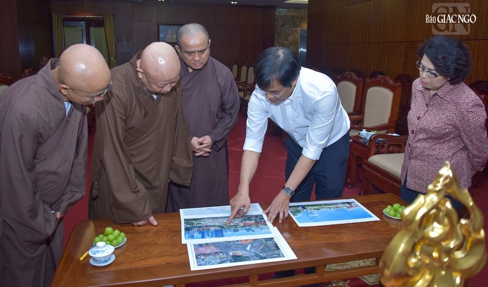 Quận ủy viên, Phó Chủ tịch UBND Q.1 Nguyễn Quang Vinh trình bày chi tiết về các vị trí dự kiến đặt tượng đài Quận ủy viên, Phó Chủ tịch UBND Q.1 Nguyễn Quang Vinh trình bày chi tiết về các vị trí dự kiến đặt tượng đài