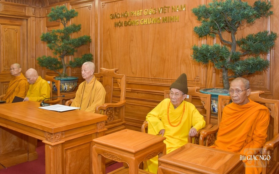 Đức Pháp chủ và chư tôn Trương lão Phó Pháp chủ tại phiên Đại nghị của Hội đồng Chứng minh sáng 22-12-2022 tại Việt Nam Quốc Tự