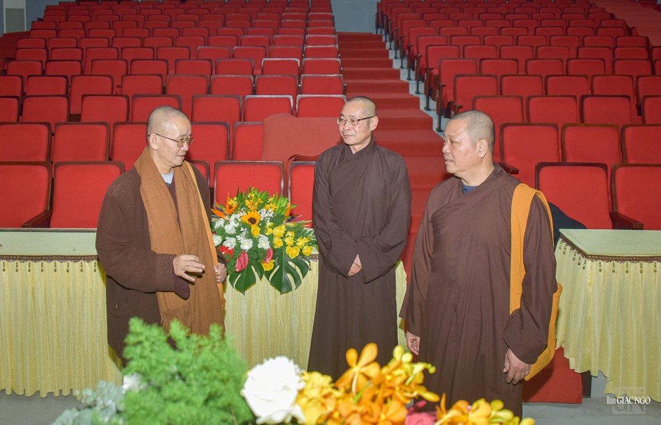 Thượng tọa Thích Nguyên Đạt (đứng bên trái) tại hội trường Hoa Sen