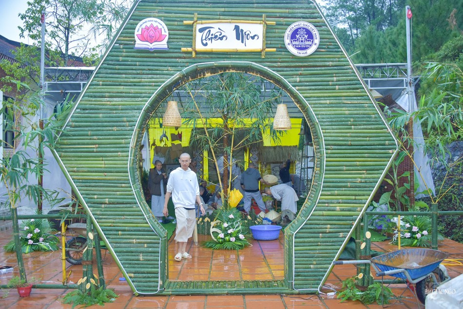 Tăng Ni sinh viên các khóa thực hiện các công trình chào mừng