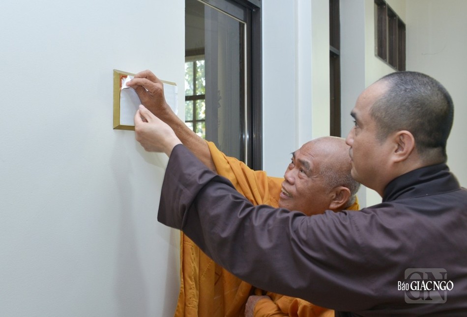 Hòa thượng Thích Giác Toàn và Thượng tọa Thích Tâm Hải cùng mở bảng giới thiệu