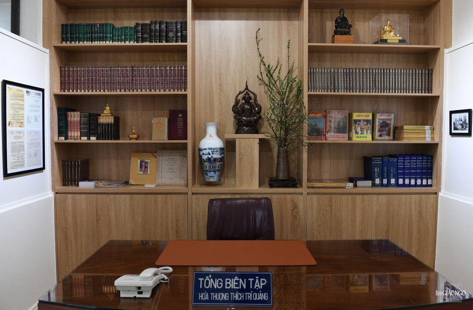 Nơi chiếc bàn này, Đại lão Hòa thượng Thích Trí Quảng đã ký nhiều văn bản quan trọng
