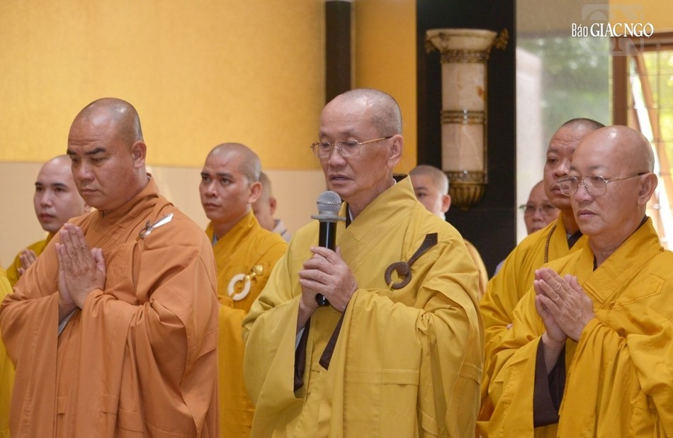 Hòa thượng Thích Chơn Minh thay mặt Ban Trị sự tỉnh Đồng Tháp và Long An tác bạch