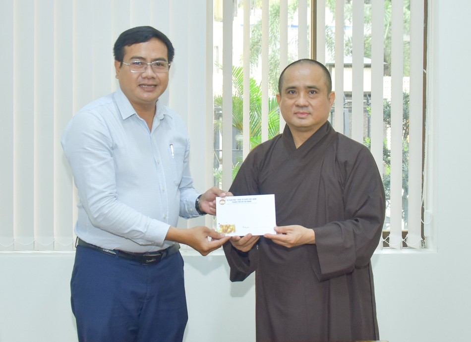 Ông Thạch Nghi Xuân trao quà chúc mừng năm mới - Ảnh: Quảng Đạo Ông Thạch Nghi Xuân trao quà chúc mừng năm mới - Ảnh: Quảng Đạo