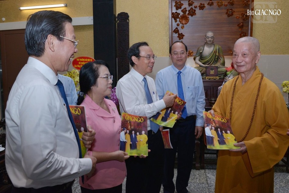 Cùng với câu chuyện ý nghĩa và hoan hỷ Cùng với câu chuyện ý nghĩa và hoan hỷ